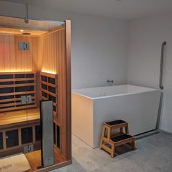 Float Clinic - Contrast Therapy 
IR Sauna + Cold Plunge

Up to three people per 60 min reservation
