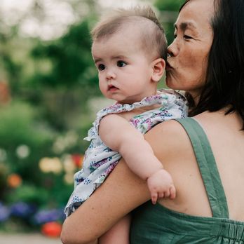 Denise Van Photography - an asian grandmother kissing her granddaughter in a garden - Session Photography Near Me Denise Van Photography - an asian grandmother kissing her granddaughter in a garden - Session Photography Near Me
