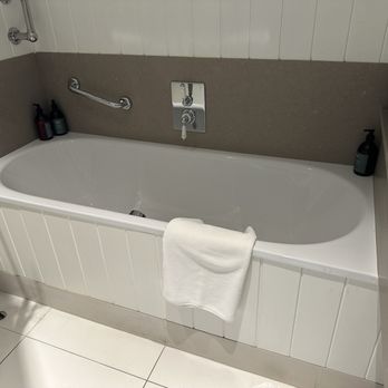 Marchrie Hotel & Golf Course - Bathtub - Hotels Near Me