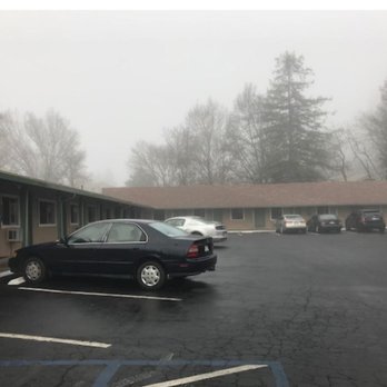 Pine Cone Motel - The motel.  (Yes, it was a foggy morning.) - Hotels Near Me - Willits, California