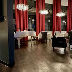 Crossroads Kitchen - Dining room with live piano player