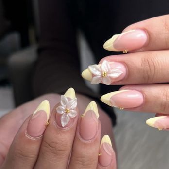 MonZoe Nail Spa - Butter yellow - Nail Salons Near Me - Burlingame, California