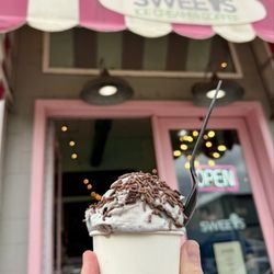 Sweets Ice Cream - Cookie Monster with chocolate sprinkles