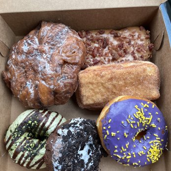 Donut Factory - One of the best blueberry fritters of my life!! Maple bacon, cinnamon sugar bar, Ube, cookies n' cream, matcha - Donuts Near Me - Seattle, Washington