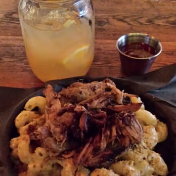 Smoque N' Bones - pulled pork mac and cheese + sweet tea  Delicious!! totally recommend - Barbeque Near Me - Toronto, Ontario