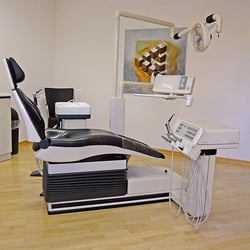 Dr. med. dent. Dietmar Althaus - Dr. med. dent. Dietmar Althaus - Praxis Behandlungsraum Düsseldorf