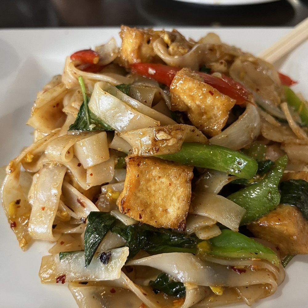 Mai Thai - Drunken Noodle with tofu - Thai Near Me - Omaha, Nebraska