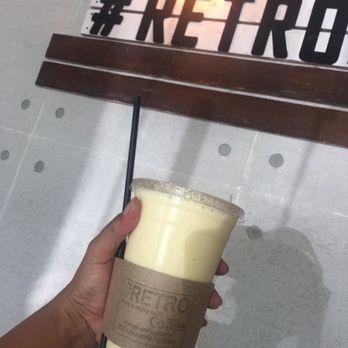 Cafe Retro 252 - Peach smoothie: I didn't like it, I should have gone with the mango. - Desserts Near Me - Angeles, PAM