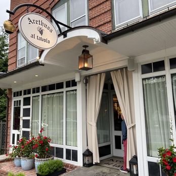 Arethusa al tavolo - Elegant entryway and frontage - New American Near Me - Bantam, Connecticut