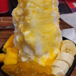 Mango madness - shaved ice with banana, mango chunks, mango jelly, and the syrupy fruity juice -- about the size of a quart of soup