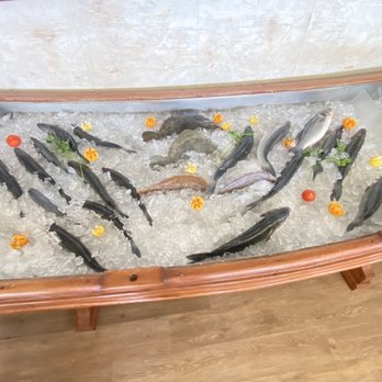 Faroleiro - Selection of fresh fish on ice - Portuguese Near Me - Cascais, 11 Faroleiro - Selection of fresh fish on ice - Portuguese Near Me - Cascais, 11
