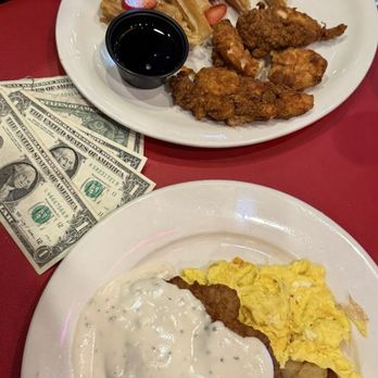 Lips - Cold Chicken and waffles (hard as rocks) and cold and salty country fried steak - Bars Near Me - San Diego, California