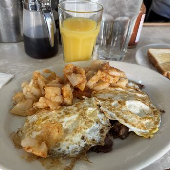 La Bonbonniere - Corned beef hash and eggs - Breakfast & Brunch Near Me - New York, New York La Bonbonniere - Corned beef hash and eggs - Breakfast & Brunch Near Me - New York, New York