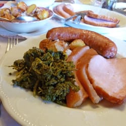Jägerkrug Hohenhorst - Grünkohl mit Kassler, Bauchspeck und Kochwurst - der Kohl ist aus dem eigenen Gemüsegarten des Jägerkrugs. Wunderbar lecker!