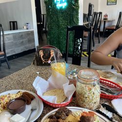 L.A. Pupusa House - Desayuno and yuca frita