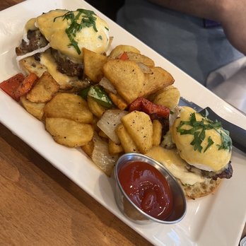 Central Bistro - Eggs Benedict with filet mignon - Breakfast & Brunch Near Me - Jersey City, New Jersey