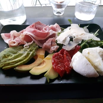 Bocca à Bocca - Roquette mozzarella avocats tomates séchées - Italian Near Me - Bordeaux, 33