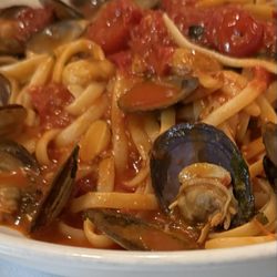 Casa Vincenzo - Linguine con le vongole in red sauce.