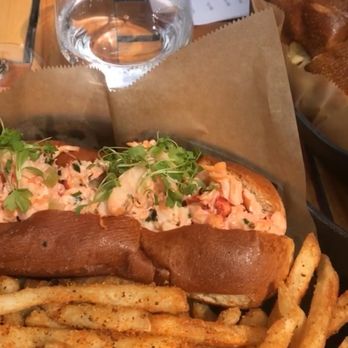 The Roundhouse Hotel - Maine Lobster Roll - New American Near Me - Beacon, New York