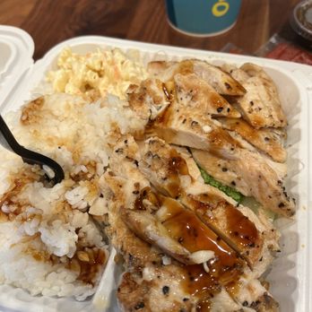 Ono Hawaiian BBQ - Lemon pepper grilled chicken, steamed rice and macaroni salad. - Hawaiian Near Me - Bakersfield, California Ono Hawaiian BBQ - Lemon pepper grilled chicken, steamed rice and macaroni salad. - Hawaiian Near Me - Bakersfield, California