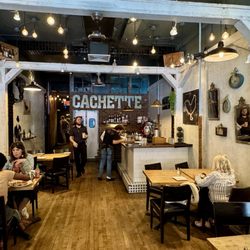Cachette Bistro & Creperie - Interior