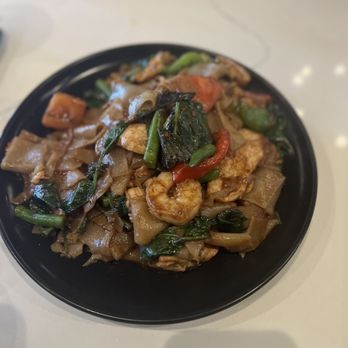 Linjee Thai - Drunken Noodles with chicken and shrimp - Thai Near Me - Alexandria, Virginia Linjee Thai - Drunken Noodles with chicken and shrimp - Thai Near Me - Alexandria, Virginia