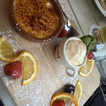 Wirtshaus Maximilian - CRÈME BRÛLÉE - Bavarian Near Me - Munich, BY