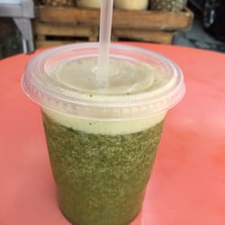La cabaña del tío Piña - Jugo Verde: (apio, piña, cilantro y naranja)