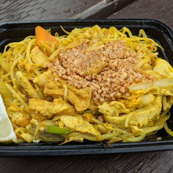 Bronte Beach Park - Curry pad thai on a park bench. This bench gives you the option of either standing up or sitting down. It felt like being in the office! - Parks Near Me - Oakville, Ontario