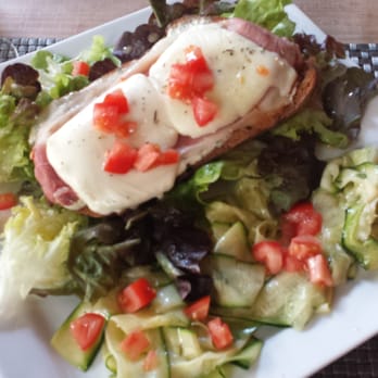 Les Gratinés - Plat du Jour : Tartine grillée au jambon de Parme et mozzarella, accompagné d'une salade de crudités - French Near Me - Lyon, 69