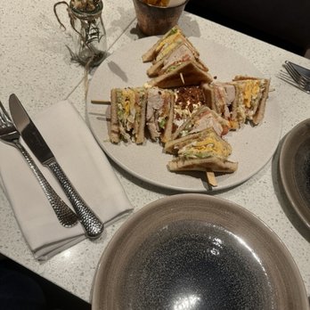 The Montagu - Table setting for bar fare - British Near Me - London, XGL The Montagu - Table setting for bar fare - British Near Me - London, XGL