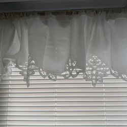 Shining Sails - The cute lace curtains that were only in the bathroom, not even in the bedroom. There was no cuteness in the bedroom!