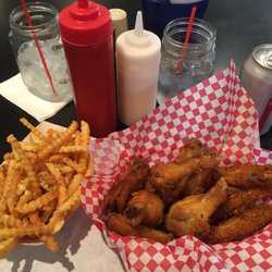 Speedway bar & grill - Amazing wings and fries!