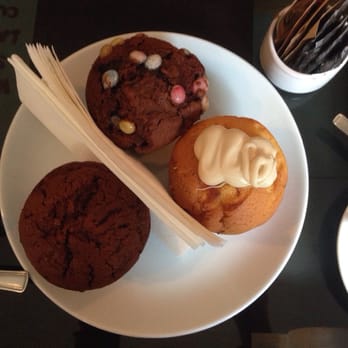 La Muffineria - Muffin agli smarties, muffin al cioccolato fondente e arancia e muffin al cioccolato bianco - Desserts Near Me - Rome, RM