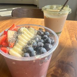 Island açaí bowl, sunshine daydream smoothie