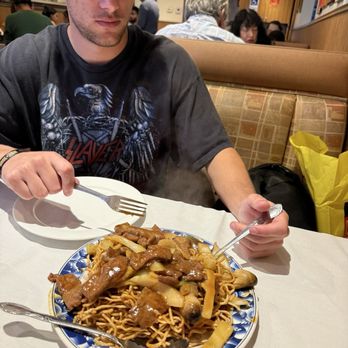 Yang Chow - Beef with crispy noodles - Chinese Near Me - Los Angeles, California Yang Chow - Beef with crispy noodles - Chinese Near Me - Los Angeles, California