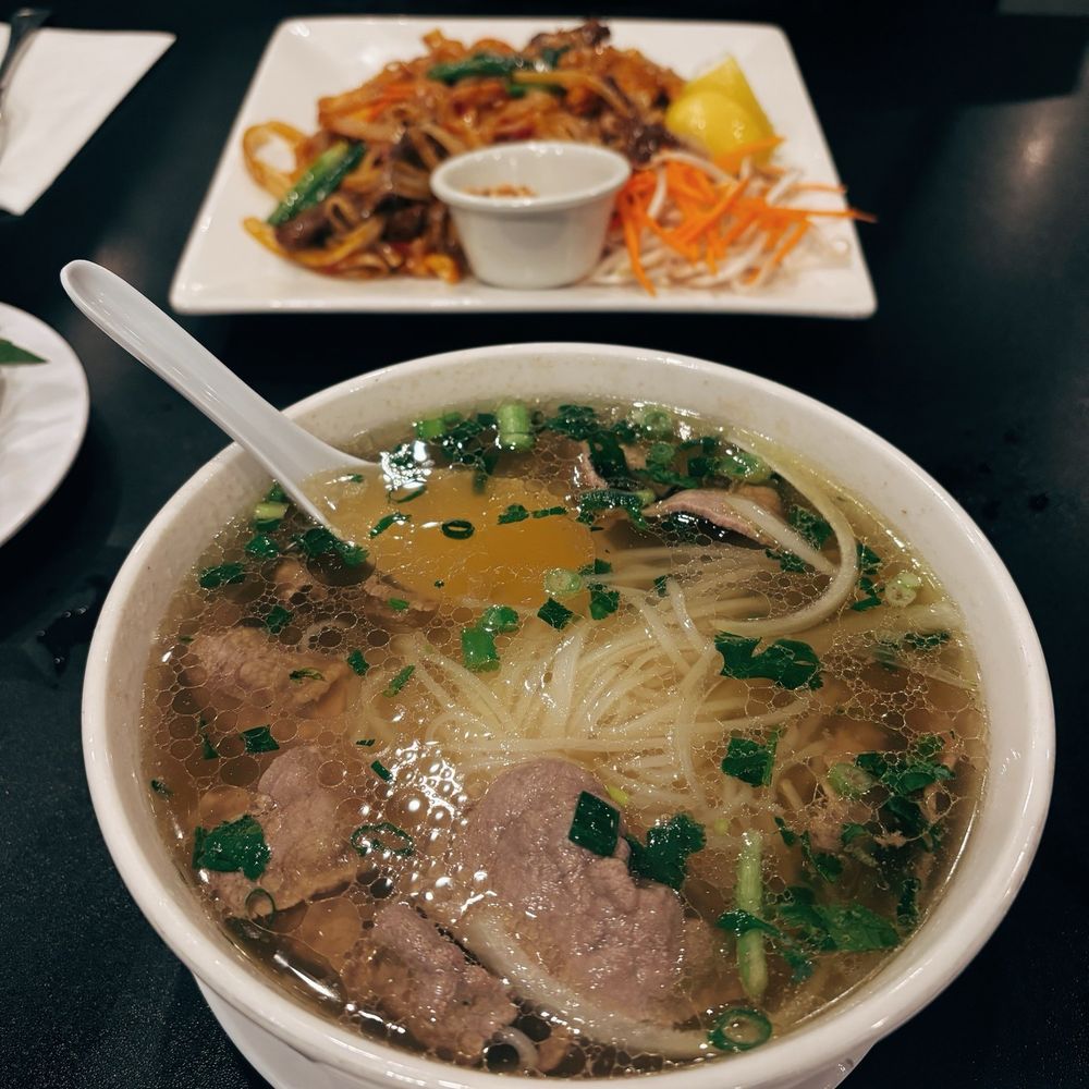 Song Lynn Vietnamese Restaurant - P7 Rare Beef Pho S5 Phad Thai - Vietnamese Near Me - Phoenix, Arizona Song Lynn Vietnamese Restaurant - P7 Rare Beef Pho S5 Phad Thai - Vietnamese Near Me - Phoenix, Arizona