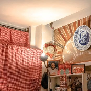 La Petite Rose des Sables - Decoration at La petite - French Near Me - Paris, 75 La Petite Rose des Sables - Decoration at La petite - French Near Me - Paris, 75