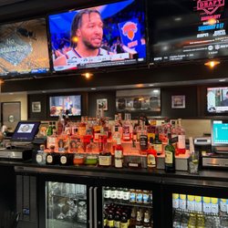 Aviator's Sports Bar & Bar-B-Que - Bar area