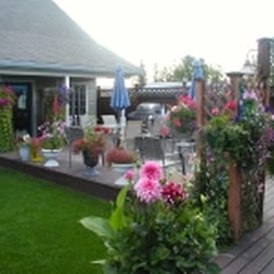 Minnie Street Inn - Summer on the deck is a fun time surrounded by beauty.