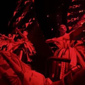 Cirque du Soleil ‘Auana - Color and strength - Performing Arts Near Me - Honolulu, Hawaii