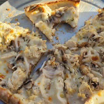 ManRock Brewing - Garlic Chicken Pizza - Pizza Near Me - Grover Beach, California ManRock Brewing - Garlic Chicken Pizza - Pizza Near Me - Grover Beach, California