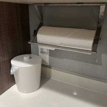 Home2 Suites by Hilton Jacksonville South St Johns Town Ctr - Ice bin and paper towels - Hotels Near Me - Jacksonville, Florida