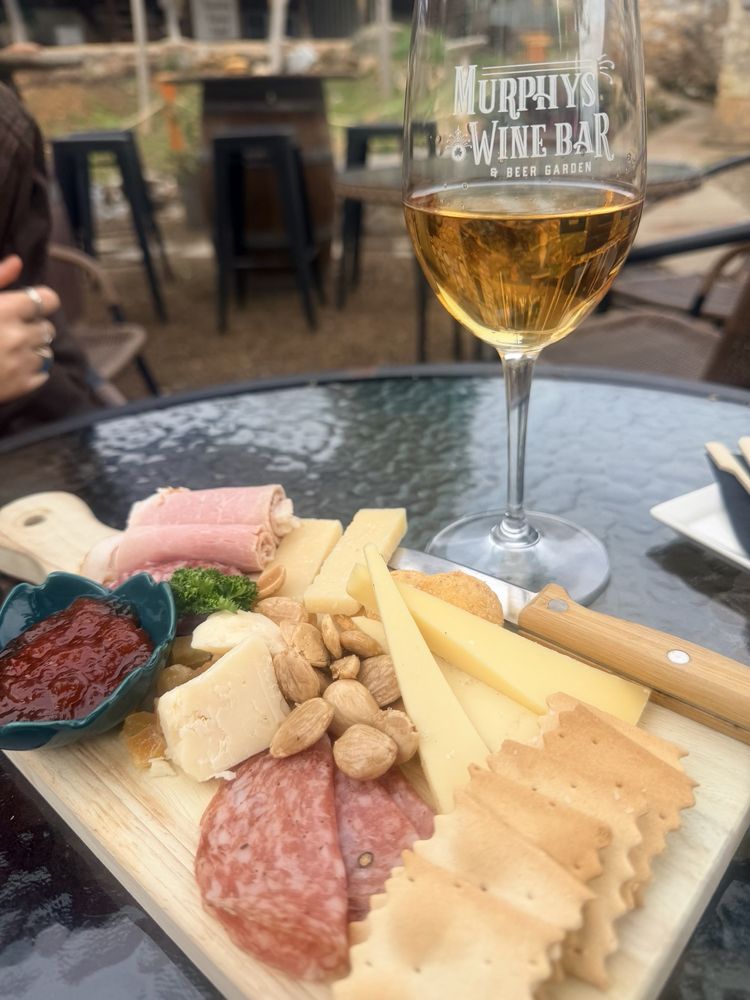 Murphys Wine Bar & Beer Garden Logo