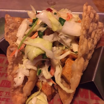Applebee's Grill + Bar - And what do we have here??  Wonton tacos....of course!!!  Really awesome.  4 to an order! - American Near Me - Elk Grove, California