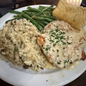 Noni Vita - "Special" Chicken w/ rosemary wine sauce, mushrooms risotto, green beans and garlic bread. - Italian Near Me - Manteca, California Noni Vita - "Special" Chicken w/ rosemary wine sauce, mushrooms risotto, green beans and garlic bread. - Italian Near Me - Manteca, California