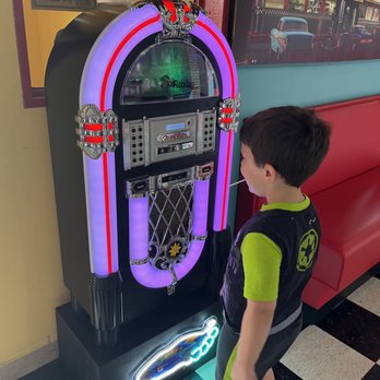 Wallington Diner - Cool looking jukebox - Breakfast & Brunch Near Me - Wallington, New Jersey
