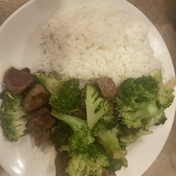 Kimono - Steak with Broccoli & Steamed Rice - Japanese Near Me - Winston-Salem, North Carolina Kimono - Steak with Broccoli & Steamed Rice - Japanese Near Me - Winston-Salem, North Carolina