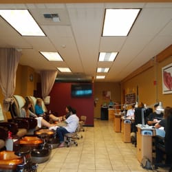 Envy Nails - This is the view from the waiting area. Nice and roomy, with 5 pedicure stations and 4 table positions. Very clean.