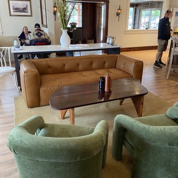 Sonoma Valley Farmhouse  - Charming casual seating area in the front of the restaurant - American Near Me - Sonoma, California